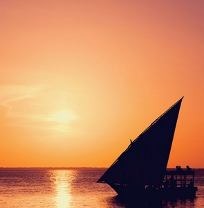 Au Nord de l'île aux épices, un dhow et magnifique coucher de soleil sur l'océan Indien